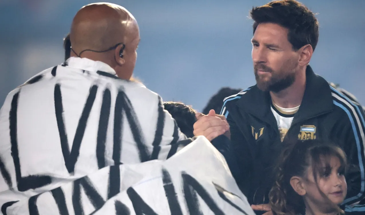 Fabio Santana y Leo Messi. (Foto: X / @TyCSports)