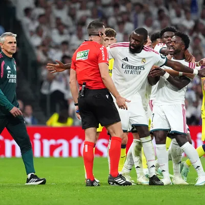 Del cielo al infierno: Vinicius marcó un golazo, el VAR llamó y lo terminaron expulsando