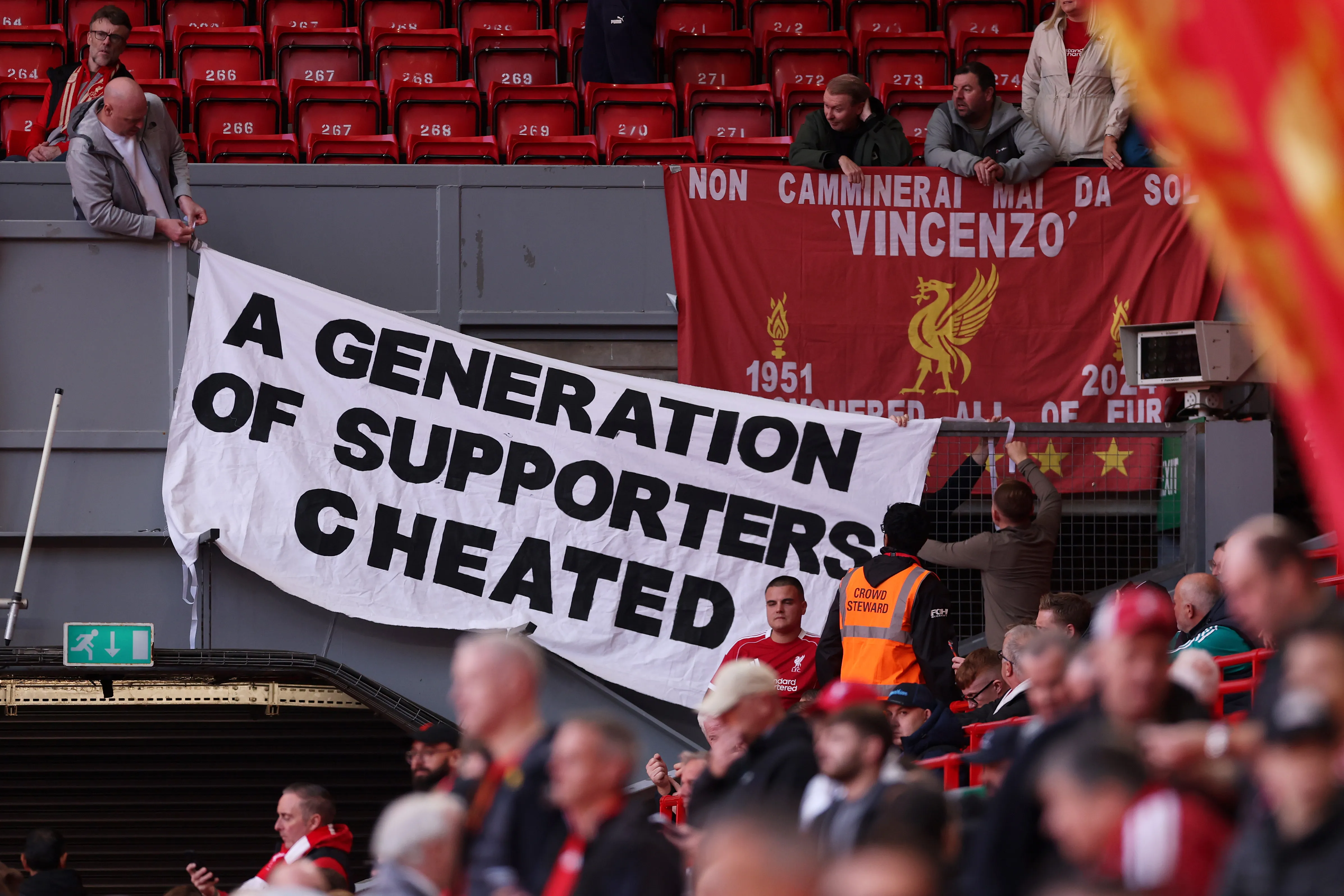 Hinchas del Liverpool recibieron al Manchester City con pancartas relacionadas a la sanción. Foto: Getty.