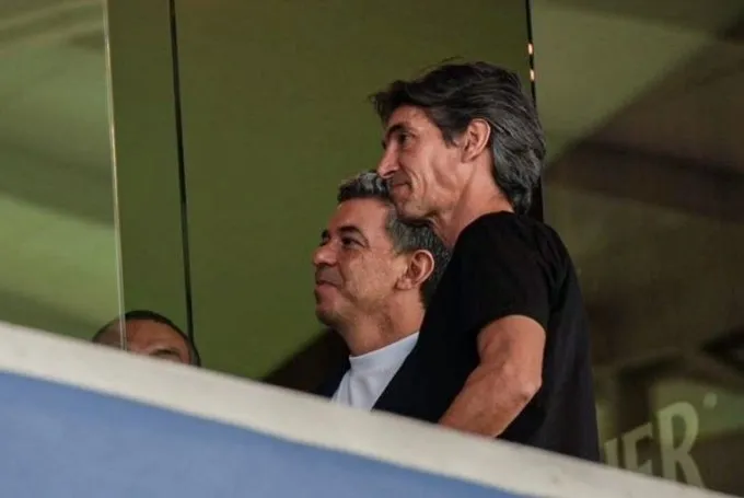Marcelo Gallardo viendo el Liga de Quito vs. Barcelona. Foto: Studio Fútbol.