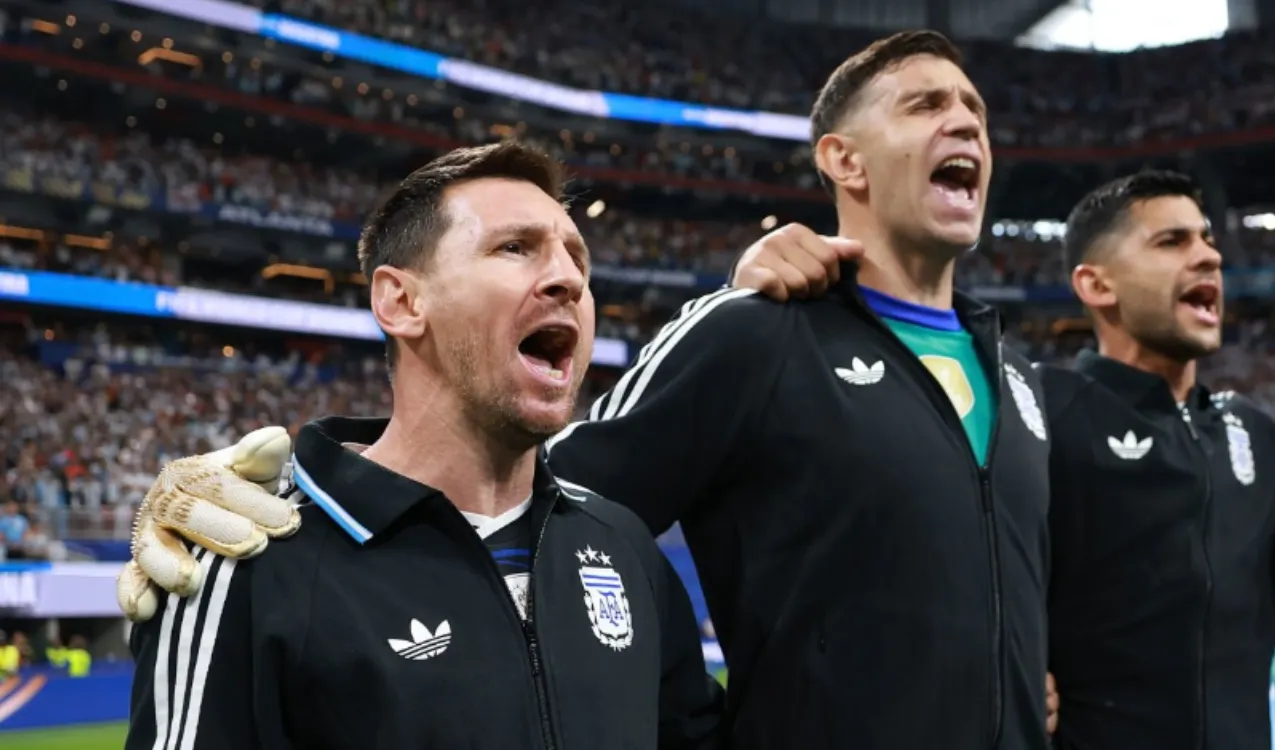 Leo Messi y Dibu Martínez. (Foto: Getty)