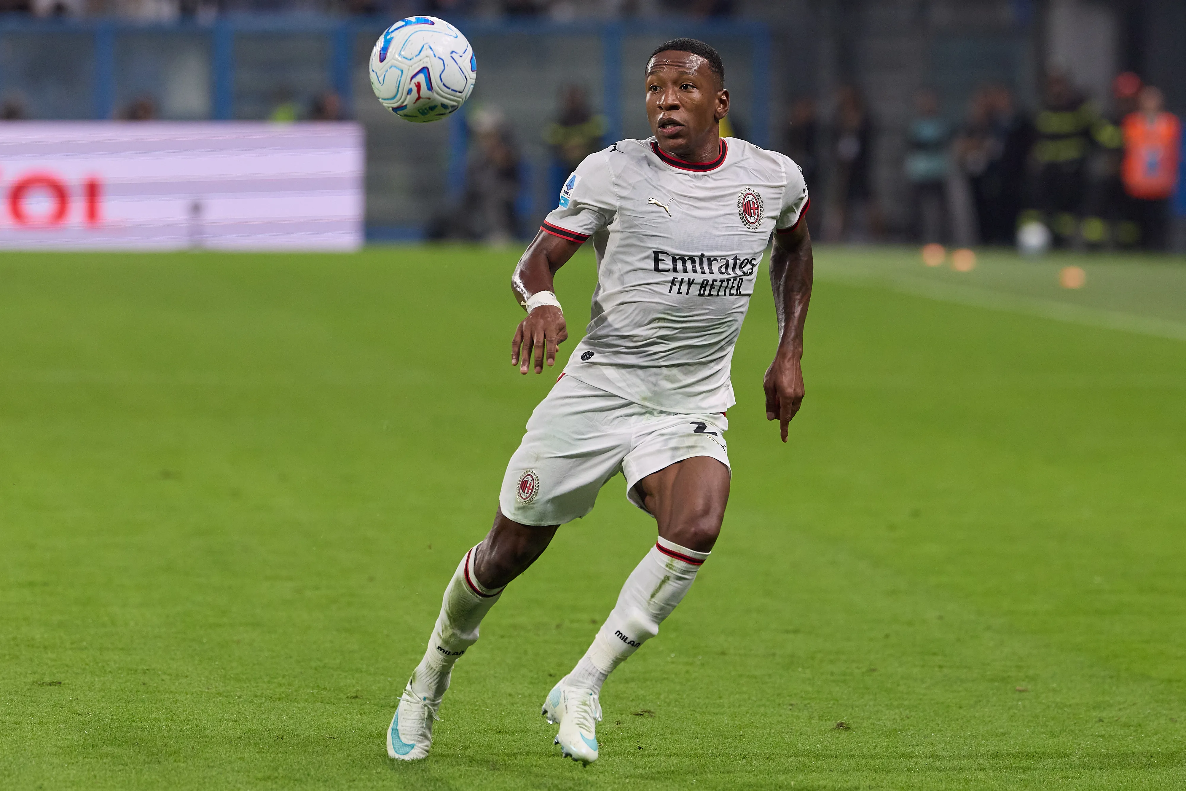 Pervis Estupiñán es titular en AC Milan.  (Foto: GettyImages)