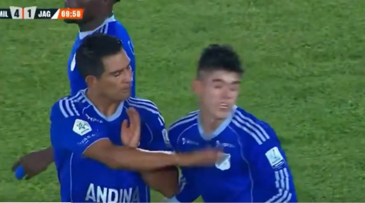 La cachetada de Macka a Ruiz. (Foto: WIN