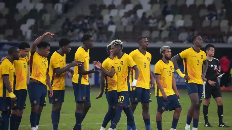 Mundialista ecuatoriano se hace viral en un club nocturno y los hinchas critican