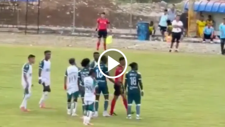 La sanción para el jugador que agredió con un piedrazo al árbitro.