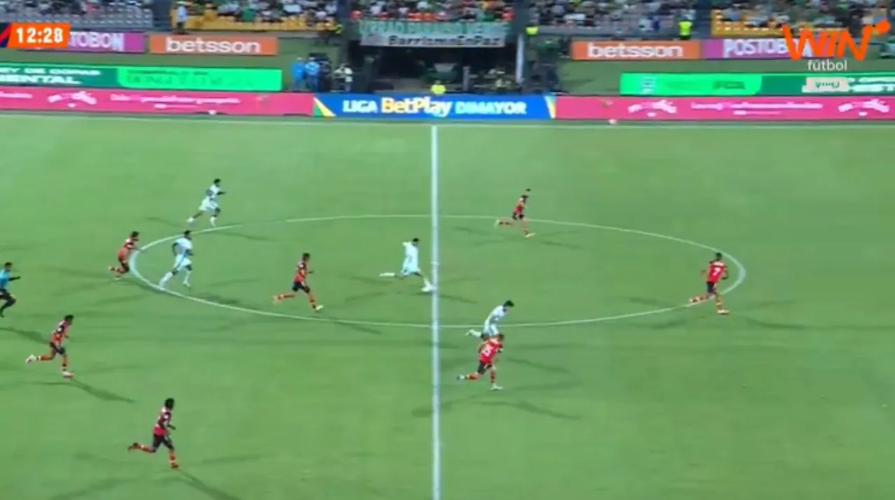El gol de la mitad de la cancha de Cardona. (Foto: Win)