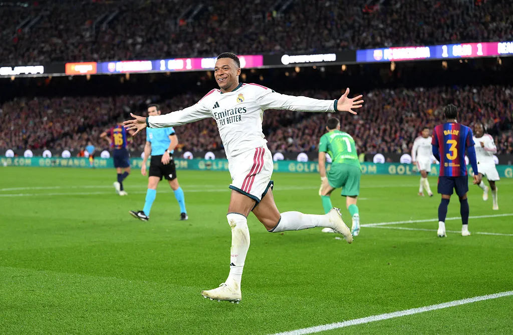 Real Madrid venció al FC Barcelona con doblete de Mbappé. Foto: Getty.