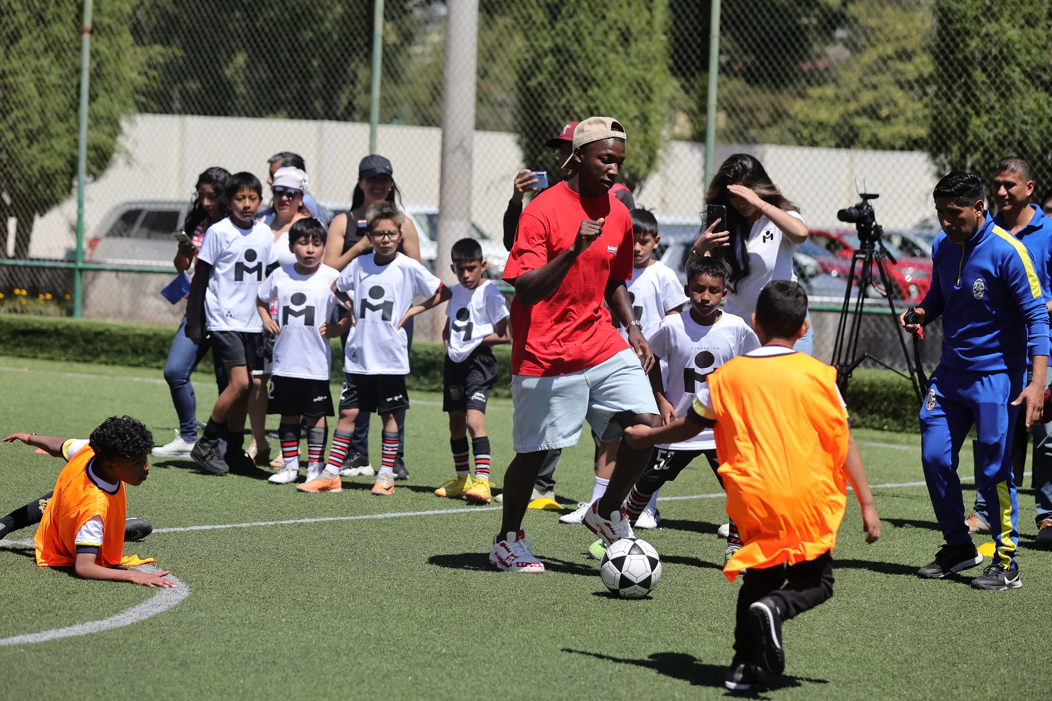 Moisés Caicedo en sus academias en Santo Domingo. Foto: Min. Deporte.