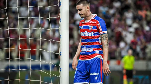 Foto: (Kely Pereira/AGIF) - Thiago Galhardo falou sobre a eliminação do Fortaleza na Copa do Brasil