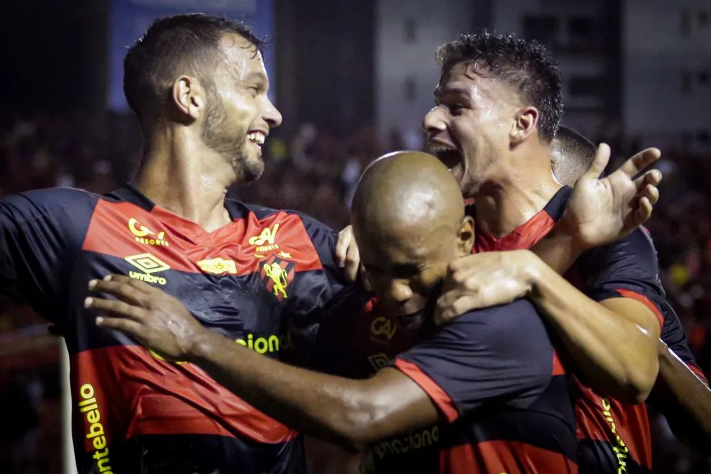 Foto: Rafael Vieira/AGIF – Jogadores comemorando o gol de Rafael Thyere contra o Sergipe