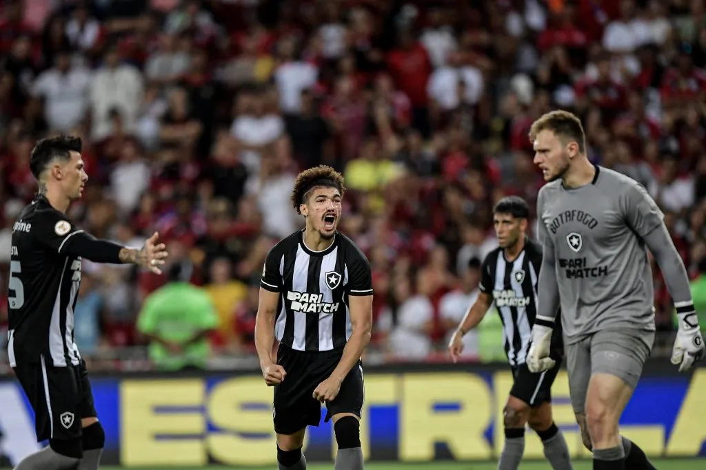 Foto: Thiago Ribeiro/AGIF – Adryelson e Lucas Perri: dupla está em evidência no Botafogo