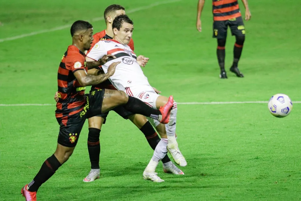 Hayner jogador do Sport disputa lance com Pablo jogador do Sao Paulo durante partida no estadio Ilha do Retiro pelo campeonato Brasileiro A 2021. Foto: Rafael Vieira/AGIF