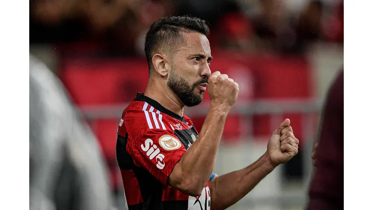 RJ - RIO DE JANEIRO - 10/05/2023 - BRASILEIRO A 2023, FLAMENGO X GOIAS - Everton Ribeiro jogador do Flamengo comemora seu gol durante partida contra o Goias no estadio Maracana pelo campeonato BRASILEIRO A 2023. Foto: Thiago Ribeiro/AGIF