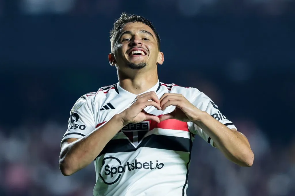 Foto: Marcello Zambrana/AGIF – Pablo Maia: meia do São Paulo deve receber ofertas em breve