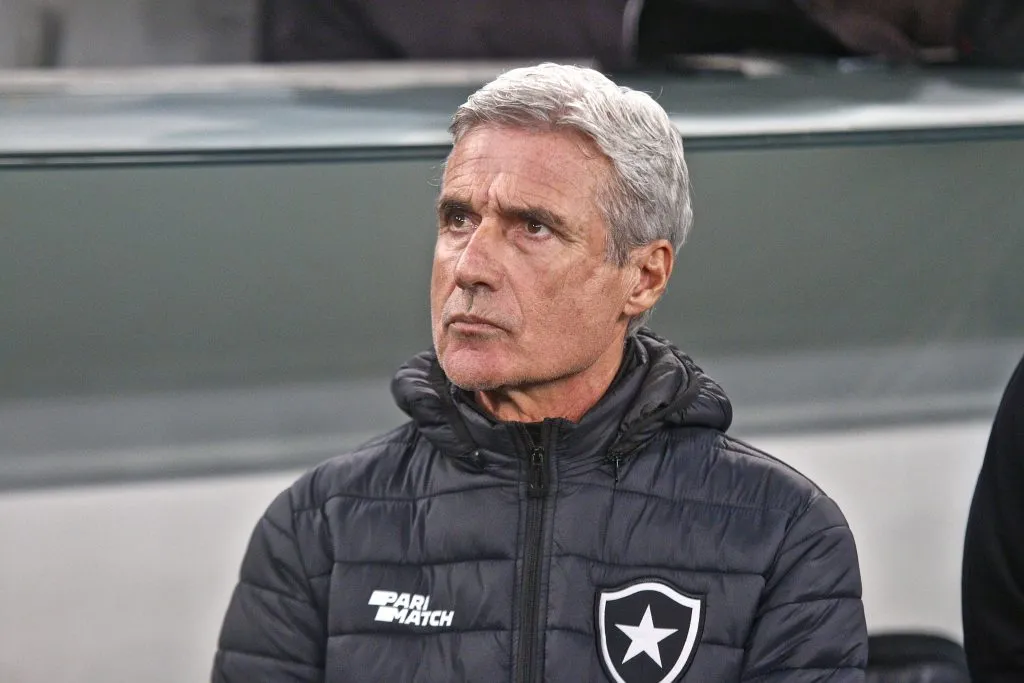 Foto: Gabriel Machado/AGIF | Luís Castro tem sido alvo de elogios por resultados conquistados no Brasileirão