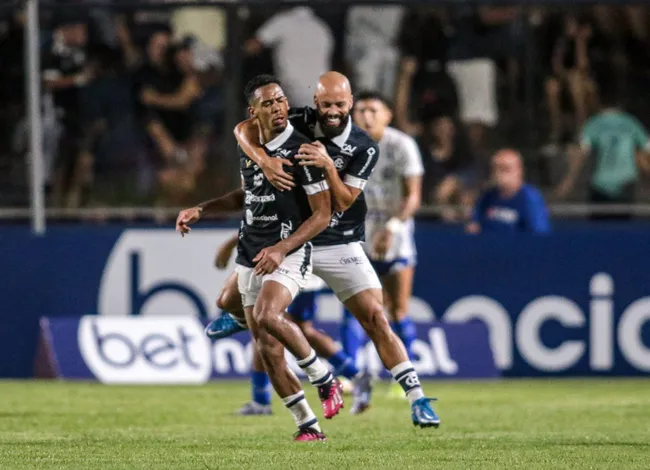 Foto: Fernando Torres/AGIF – Jogador comemora ao lado de Pedro Vitor seu gol que garantiu a vitória