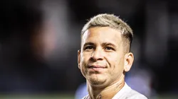 Fotos: Raul Baretta/ Santos FC - Soteldo espera o hino nacional antes de defender o Santos Vila Belmiro. Vestido com uniforme de cor branca, o atacante demonstra um semblante de ansiedade