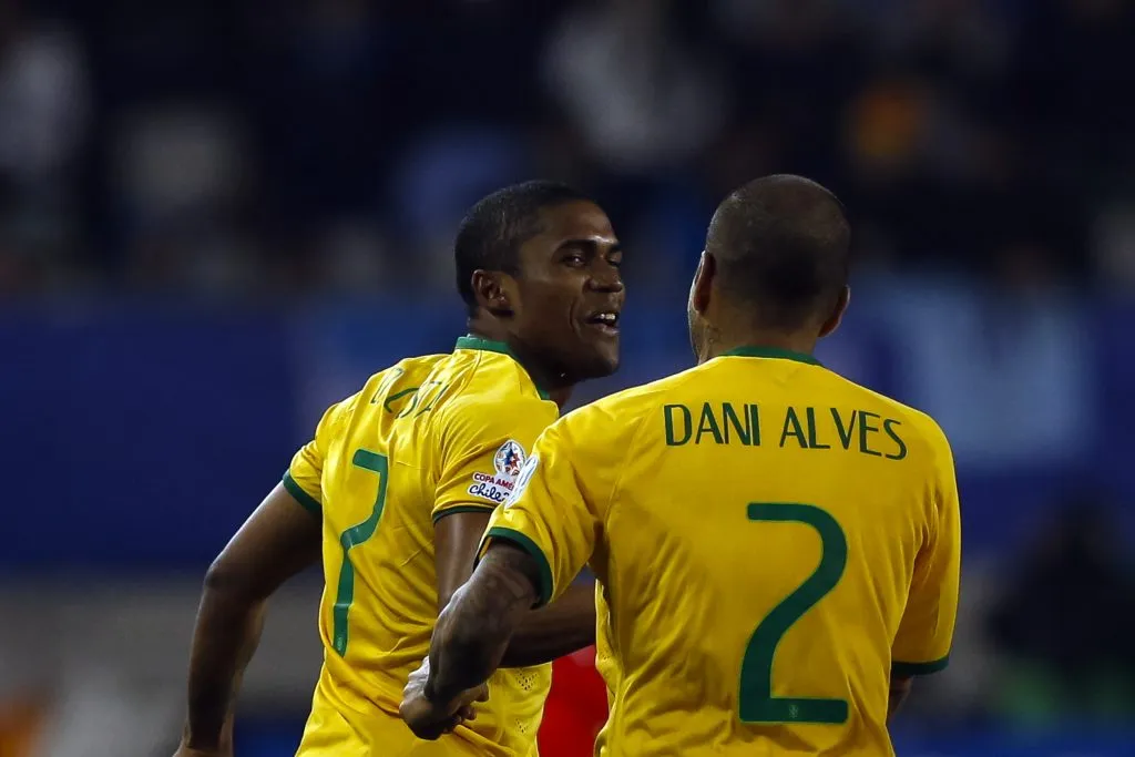 Foto: Juan Gonzalez/Agencia Uno/AGIF | Douglas Costa é apenas um dos ex-jogadores da Seleção enfrentando problemas com a Justiça