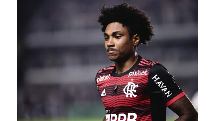 SP - Sao Paulo - 02/07/2022 - BRASILEIRO A 2022, SANTOS X FLAMENGO - Vitinho jogador do Flamengo durante partida contra o Santos no estadio Vila Belmiro pelo campeonato Brasileiro A 2022. Foto: Ettore Chiereguini/AGIF