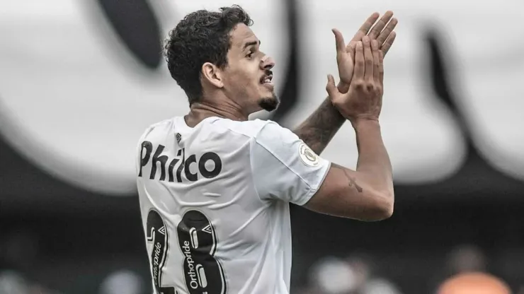 Lucas Veríssimo com a camisa do Santos - Foto: Divulgação/Santos FC