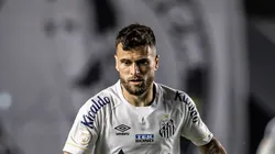 Fotos: Raul Baretta/ Santos FC - Lucas Lima defende o Santos