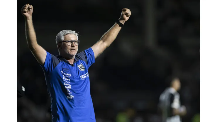 Foto: Jorge Rodrigues/AGIF - Odair Hellmann: técnico terá reforço para escalar o Santos