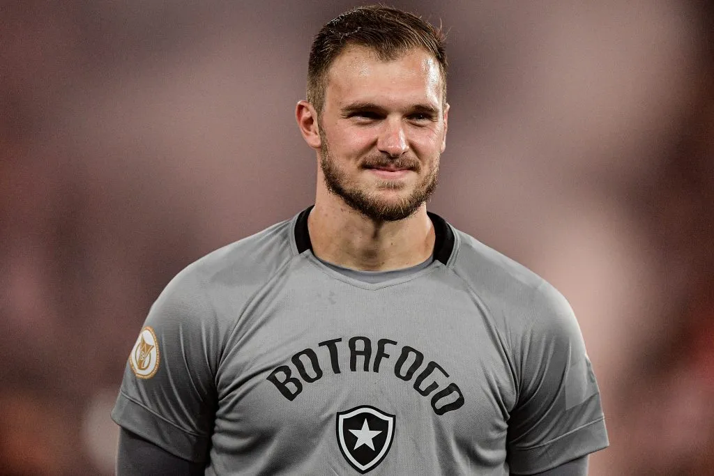 Foto: (Thiago Ribeiro/AGIF) – Para Neto, Perri merece Seleção Brasileira pelo o que tem jogado no Glorioso