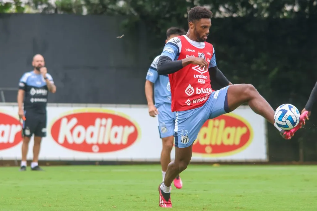 Foto: Fernanda Luz/AGIF – Bruno Mezenga atuou pouco pelo Santos desde que foi contratado