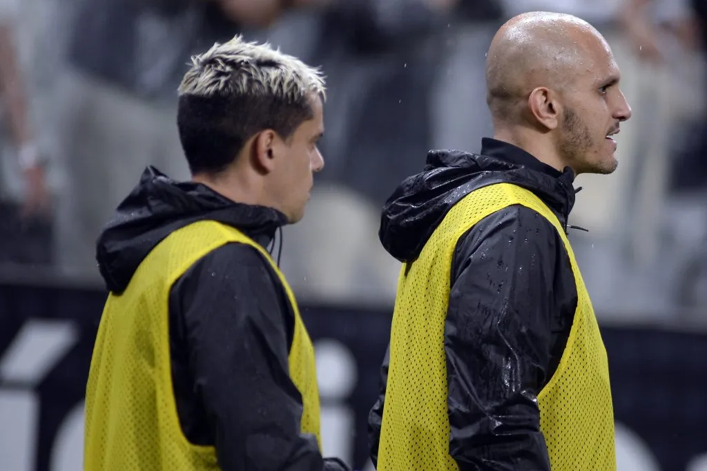Foto: Alan Morici/AGIF – Fágner e Fábio Santos acabaram perdendo espaço entre os titulares