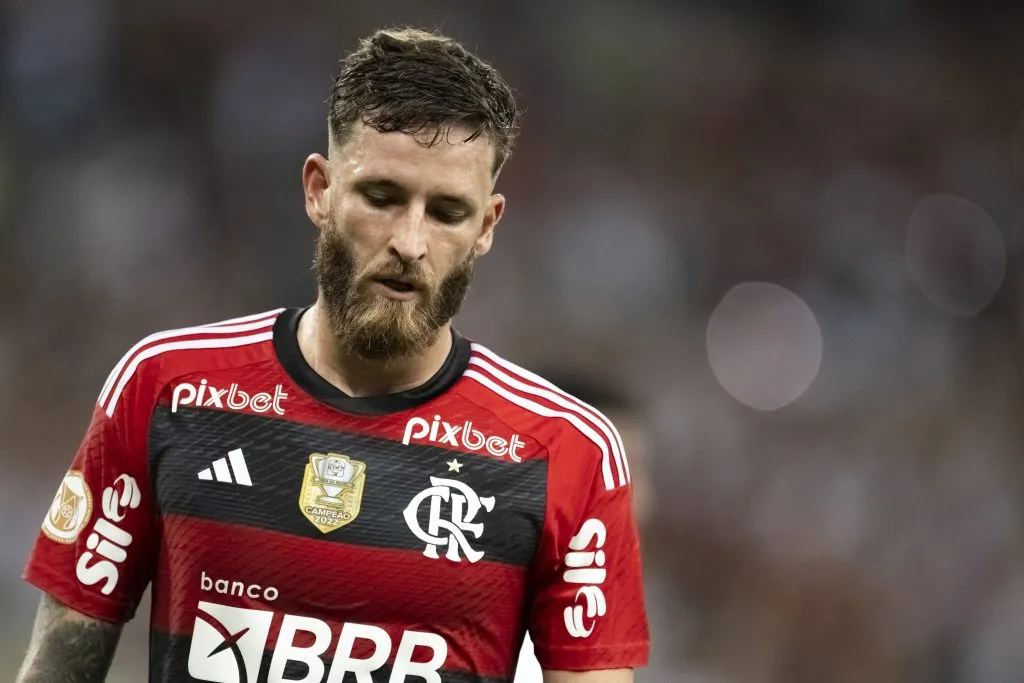 Foto: Jorge Rodrigues/AGIF – Léo Pereira pode ser desfalque contra o Fluminense