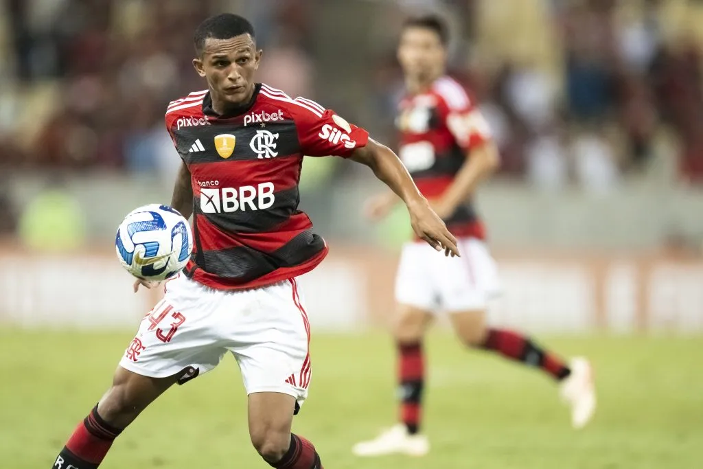 Foto: Jorge Rodrigues/AGIF – Wesley vem sendo titular na lateral-direita do Flamengo