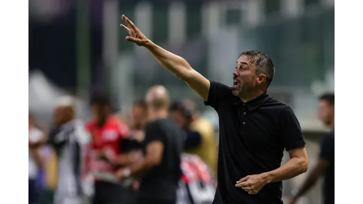 MG - BELO HORIZONTE - 01/04/2023 - MINEIRO 2023, AMERICA-MG X ATLETICO-MG - Eduardo Coudet tecnico do Atletico-MG durante partida contra o America-MG no estadio Independencia pelo campeonato Mineiro 2023. Foto: Gilson Junio/AGIF