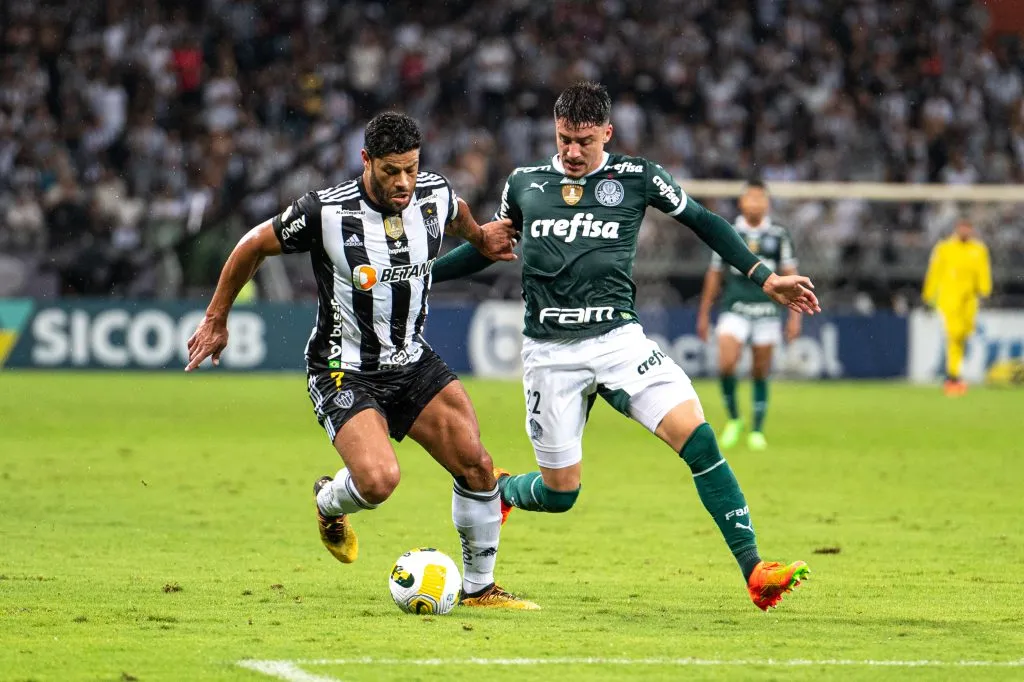 Hulk e Piquerez durante Libertadores de 2022. Foto: Alessandra Torres/AGIF