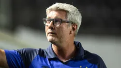 Foto: Abner Dourado/AGIF - Odair Hellmann em ação dirigindo o Santos