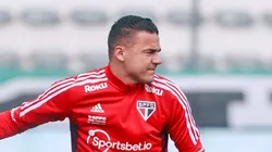 Foto: Luiz Erbes/AGIF - Felipe Alves, goleiro do São Paulo fazendo trabalho de aquecimento