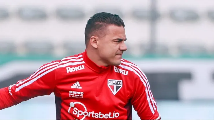 Foto: Luiz Erbes/AGIF - Felipe Alves, goleiro do São Paulo fazendo trabalho de aquecimento