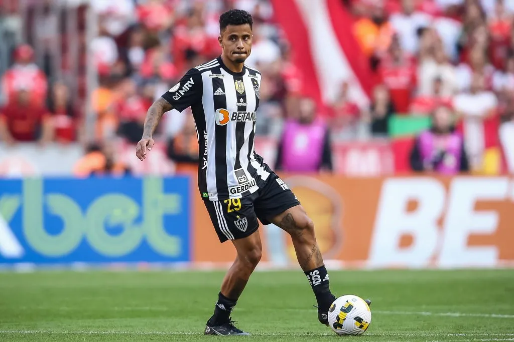 Foto: Pedro H. Tesch/AGIF – Camisa 29 está na mira do Flamengo, mas já teve oferta do Palmeiras.