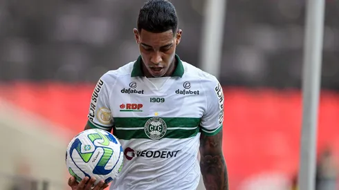 Foto: (Thiago Ribeiro/AGIF) – Alef Manga está afastado pelo Coritiba