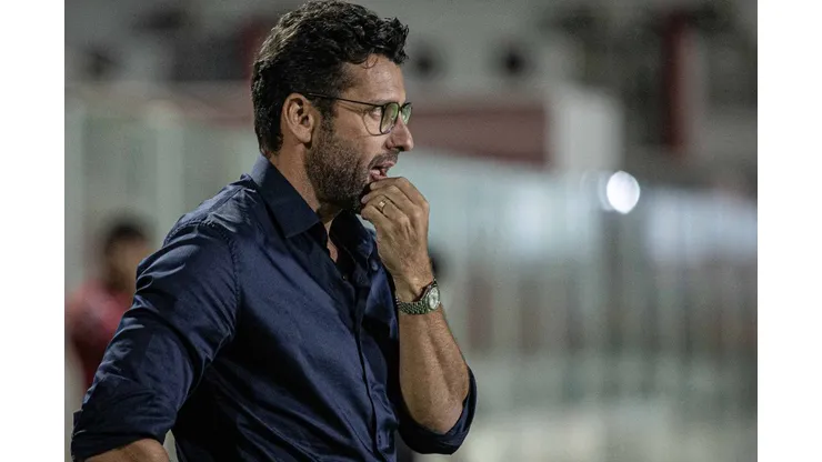 Valentim ganha reforço de última hora e deve mudar escalação do Atlético-GO