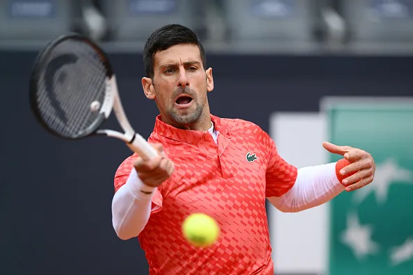 Djokovic jogou com proteção no braço em Roma. Créditos: Justin Setterfield/Getty Images