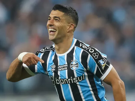 Ao lado do Suárez: Camisa 18 recebe 'invasão' por chegada ao Grêmio