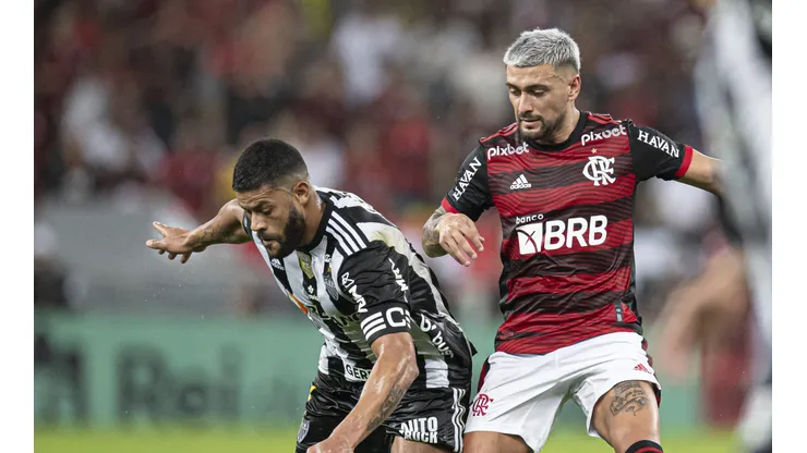 RJ - Rio de Janeiro - 13/07/2022 - COPA DO BRASIL 2022, FLAMENGO X ATLETICO-MG - De Arrascaeta jogador do Flamengo disputa lance com Hulk jogador do Atletico-MG durante partida no estadio Maracana pelo campeonato Copa do Brasil 2022. Foto: Jorge Rodrigues/AGIF