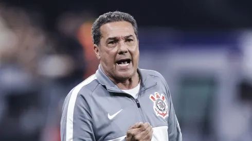SAO PAULO, BRAZIL - JUNE 28: Vanderlei Luxemburgo, head coach of Corinthians reacts during a match between Corinthians and Liverpool as part of Copa CONMEBOL Libertadores 2023 at Arena Corinthians on June 28, 2023 in Sao Paulo, Brazil. (Photo by Alexandre Schneider/Getty Images)
