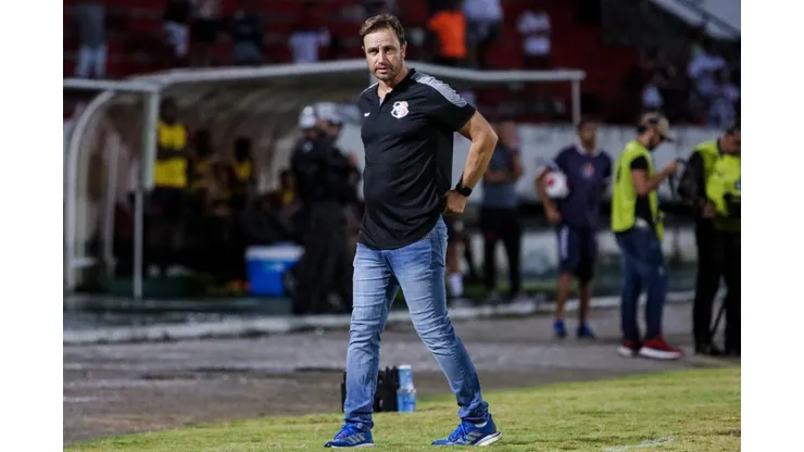 Foto: Rafael Vieira/AGIF- Felipe Conceição elogia o time e acredita no acesso