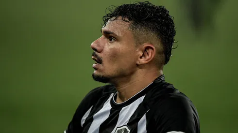 RJ - RIO DE JANEIRO - 10/06/2023 - BRASILEIRO A 2023, BOTAFOGO X FORTALEZA - Tiquinho Soares jogador do Botafogo durante partida contra o Fortaleza no estadio Engenhao pelo campeonato BRASILEIRO A 2023. Foto: Thiago Ribeiro/AGIF