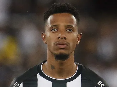 Tchê Tchê ‘representa’ torcida do Botafogo em coletiva de Luís Castro