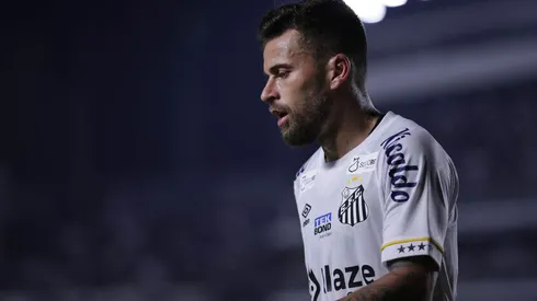 Lucas Lima perde pênalti nos últimos momentos da partida contra o Blooming (Foto: Ettore Chiereguini/AGIF)