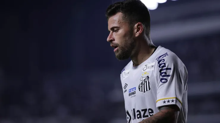 Lucas Lima perde pênalti nos últimos momentos da partida contra o Blooming (Foto: Ettore Chiereguini/AGIF)