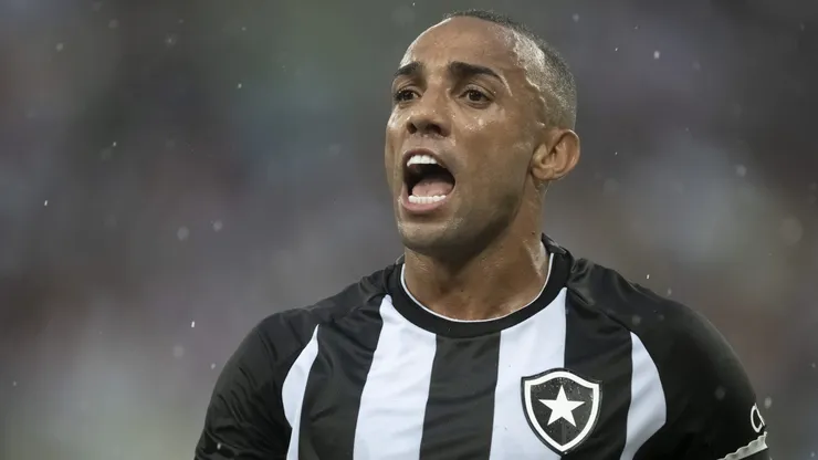 Marçal foi um dos vários jogadores do elenco do Botafogo que pararam se seguir Luís Castro no Instagram