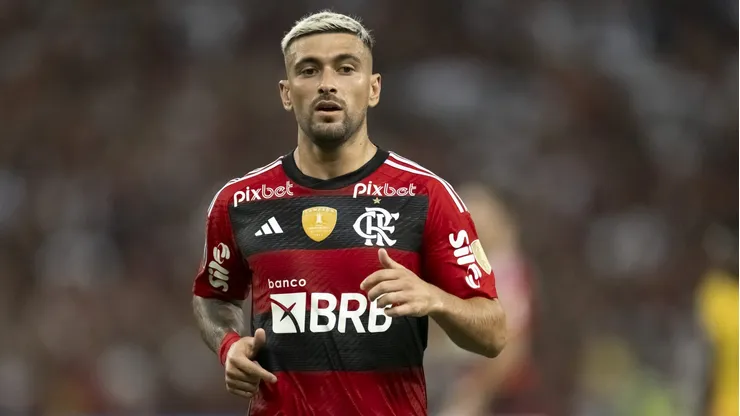 RJ - RIO DE JANEIRO - 28/06/2023 - LIBERTADORES 2023, FLAMENGO X AUCAS - De Arrascaeta jogador do Flamengo durante partida contra o Aucas no estádio Maracanã pelo campeonato Libertadores 2023.